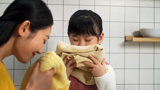 母女闻洗好的衣物[贴身衣服]视频