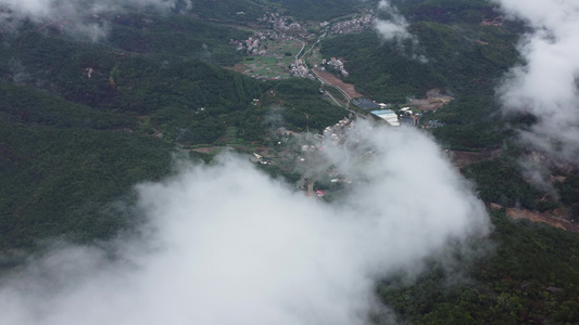 航拍大山云雾视频