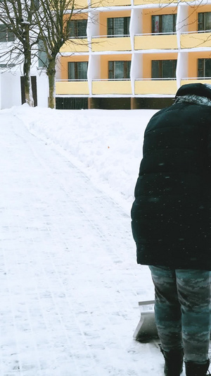 寒冬清晨清理人行道路冰雪积雪城市服务13秒视频