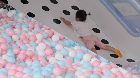 室内儿童游乐场海洋球视频