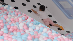 室内儿童游乐场海洋球23秒视频