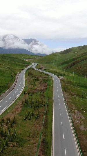 青海祁连山脉穿行的公路航拍视频甘青环线67秒视频