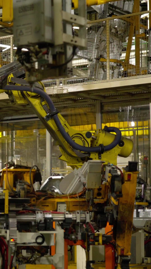 实拍汽车工厂生产机械臂焊接自动化11秒视频