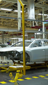 实拍汽车工厂生产制造装配车间新能源汽车视频