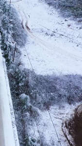 航拍雨雪天气下汽车行驶在积雪路面交通安全视频