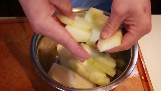 厨师切冬瓜片视频
