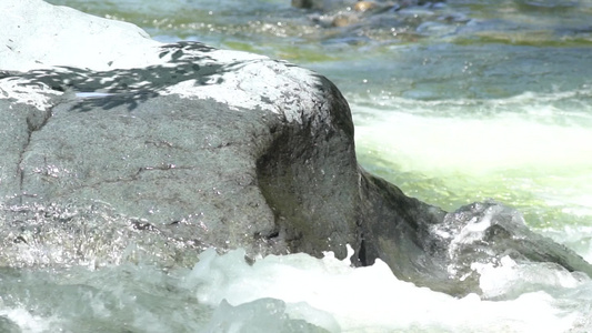 4K奔腾的河水石头空镜意境实拍视频视频