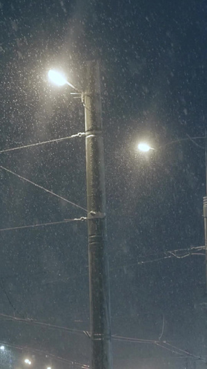 夜晚寒冬大雪天气行驶在道路的公共交通交通运输15秒视频