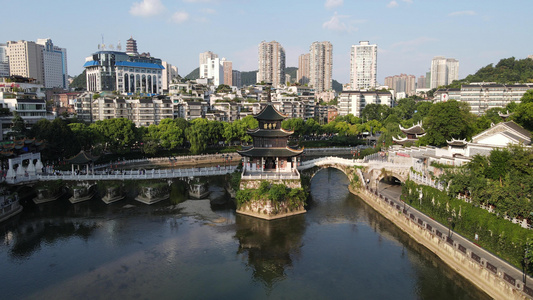 航拍贵阳地标古建筑甲秀楼视频