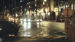 冬天城市夜晚下雨天城市立交桥的车流13秒视频