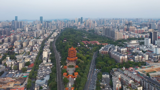 航拍绿荫环绕的武汉旅游地标城市风光著名景点黄鹤楼视频