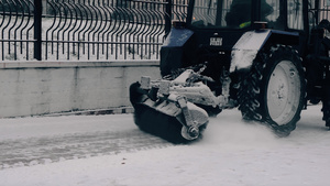 冬天城市街道上机械设备铲除积雪11秒视频