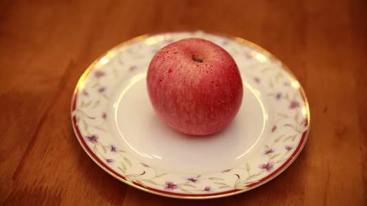 盘子里放一颗苹果[空碗]视频