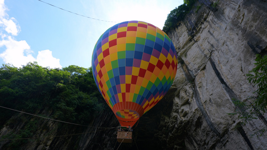 湖北恩施利川5A级旅游景区腾龙洞乘坐热气球的游客4k素材[野人谷]视频