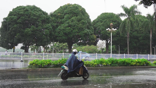 广西南宁雨天民族大道上下班车流南宁上下班高峰 视频