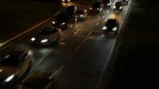 夜晚川流不息的城市道路视频