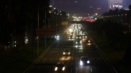 夜晚川流不息的城市道路视频