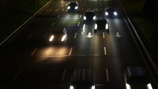 夜晚川流不息的城市道路视频