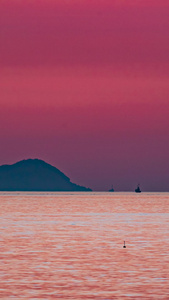延时海上日出红色海面小船驶过艺术渲染视频