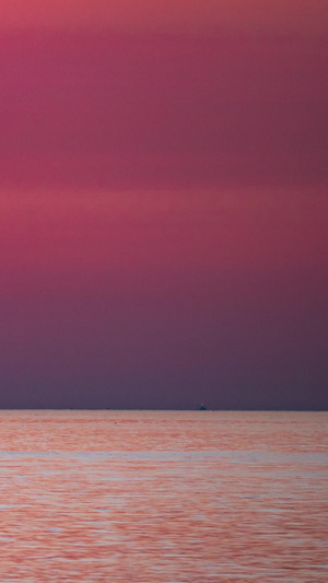 延时海上日出红色海面小船驶过艺术渲染22秒视频