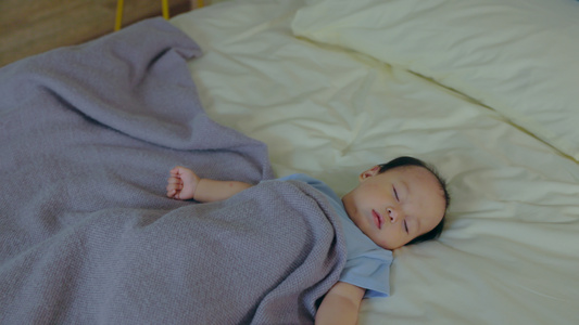 宝宝盖着被子熟睡视频