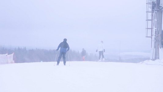 寒冬暴风雪滑雪运动场双板滑雪的人视频