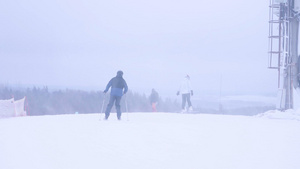 寒冬暴风雪滑雪运动场双板滑雪的人10秒视频