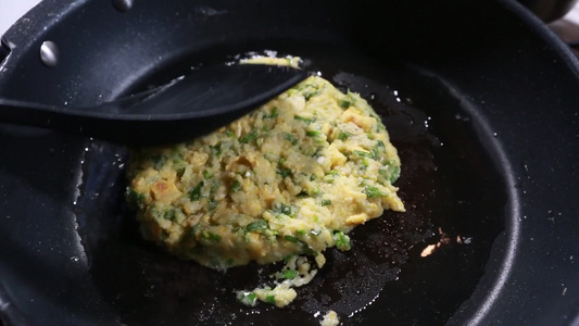 平底锅烙蔬菜煎饼视频