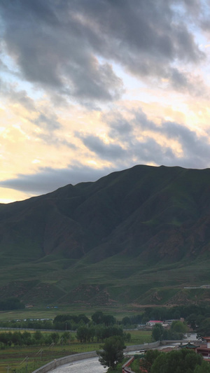 甘南藏族自治州群山环绕乡村日落延时视频旅游目的地15秒视频