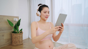 年轻孕妈午后玩平板电脑消遣13秒视频