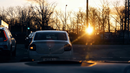 城市夕阳下等待行驶的汽车[静候]视频