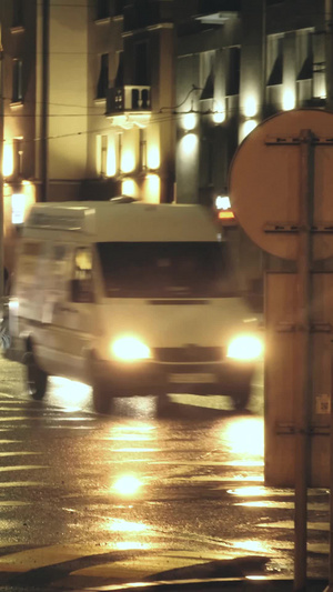 冬天城市夜晚下雨天城市立交桥的车流下雨天的城市13秒视频