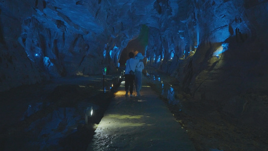 湖北恩施利川5A级旅游景区腾龙洞游客地下隧道4k素材视频