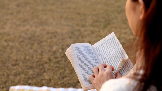 年轻女性在户外野餐看书[二十多岁]视频