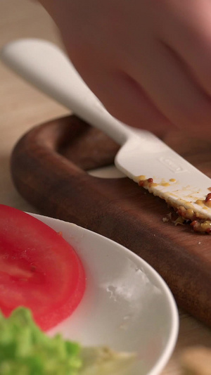 早餐三明治制作过程西红柿片68秒视频