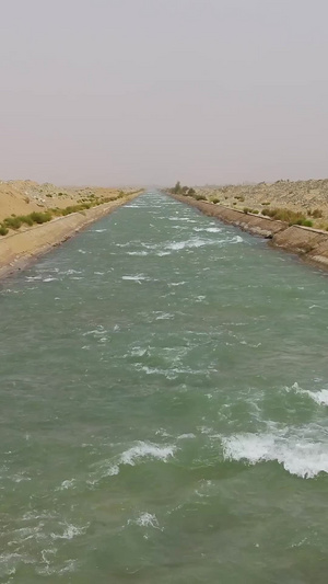 沙漠里河流航拍饮用水44秒视频