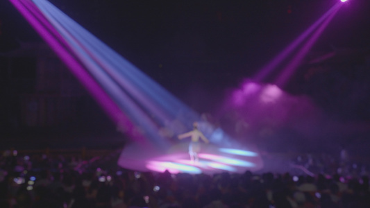 虚化城市节日舞台灯光演出表演女性舞蹈4k素材视频