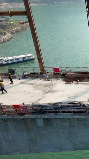 航拍高铁桥梁工人建造铁路高铁站台81秒视频