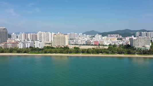 航拍海南三亚湾度假区海岸线沙滩椰林海滩视频