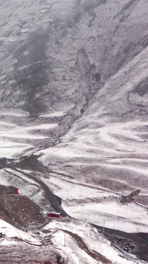 航拍甘孜雪景中的寺庙视频素材灾害性天气15秒视频
