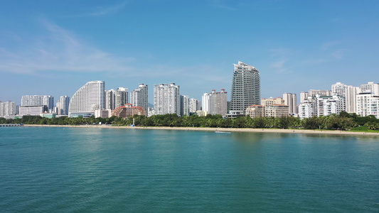 航拍海南三亚湾度假区海岸线沙滩椰林海滩视频