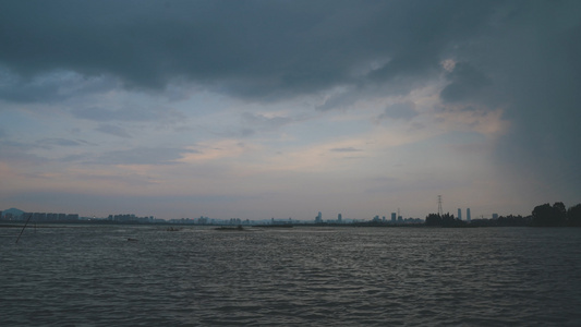 4k海边城市晴天到暴风雨来前延时拍摄视频