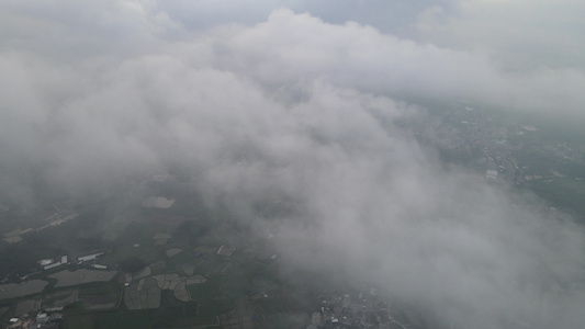 航拍云雾下的乡村视频