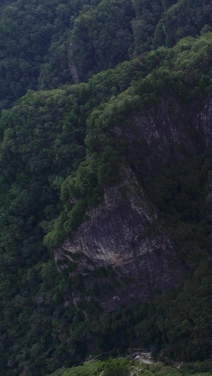 高清航拍自然森林凤凰山岩石瀑布大自然27秒视频