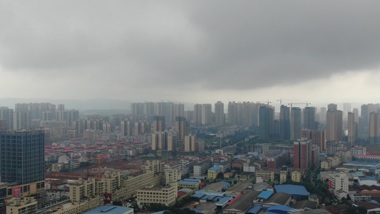 城市暴风雨来临航拍视频