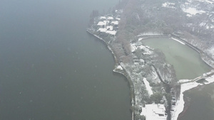 航拍下雪天武汉东湖雪景4K24秒视频