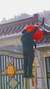 春节乡村大门挂灯笼贴对联新年倒计时视频
