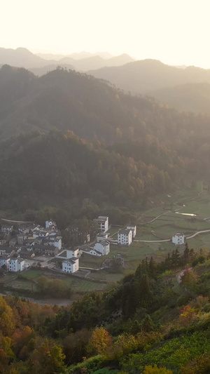 航拍日落山谷中的徽州村落视频徽派建筑55秒视频