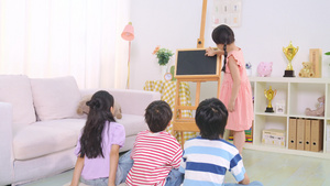 三个孩子坐在地上听小女孩讲课34秒视频