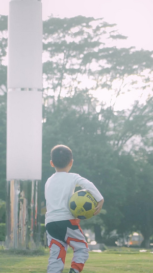放学后愉快玩耍踢足球的小朋友放寒假11秒视频